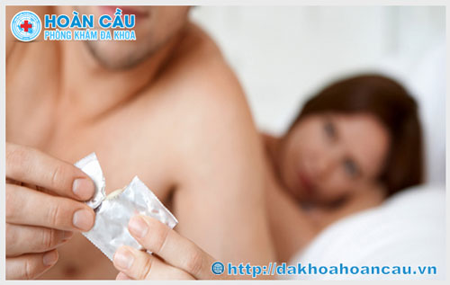 Dùng bao cao su quan hệ có bị sùi mào gà không?